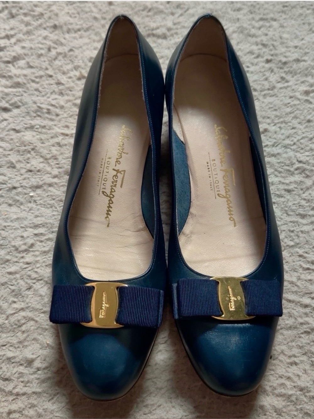 SALVATORE FERRAGAMO Shoes Lillaz Vara Bow Navy Blue and Gold Logo Size 9.5 B